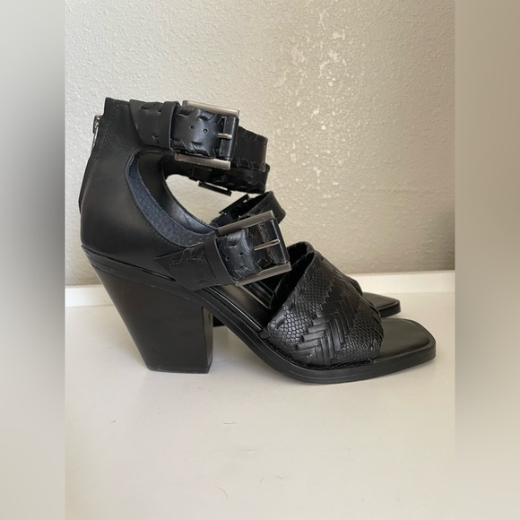 Vince Camuto Suraylin Sandal Color Black Snake Print Size 8.5 - Picture 7 of 8